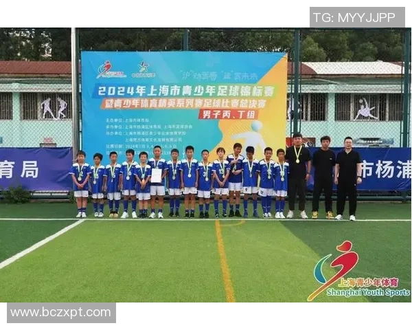 在烈日下拼搏的足球明星们用汗水书写荣耀与梦想