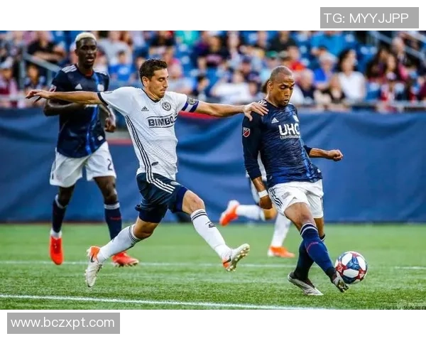 足球明星背影射门瞬间展现力量与激情的完美结合